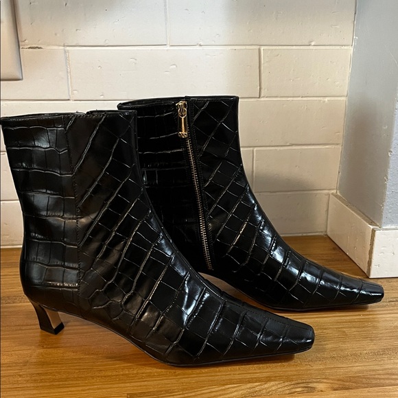 MICHAEL Kors Cosmo Crocodile-embossed Leather Kitten Heel Bootie Black NWOB